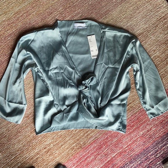 NWT Tie Front Crop Top - Picture 2 of 3